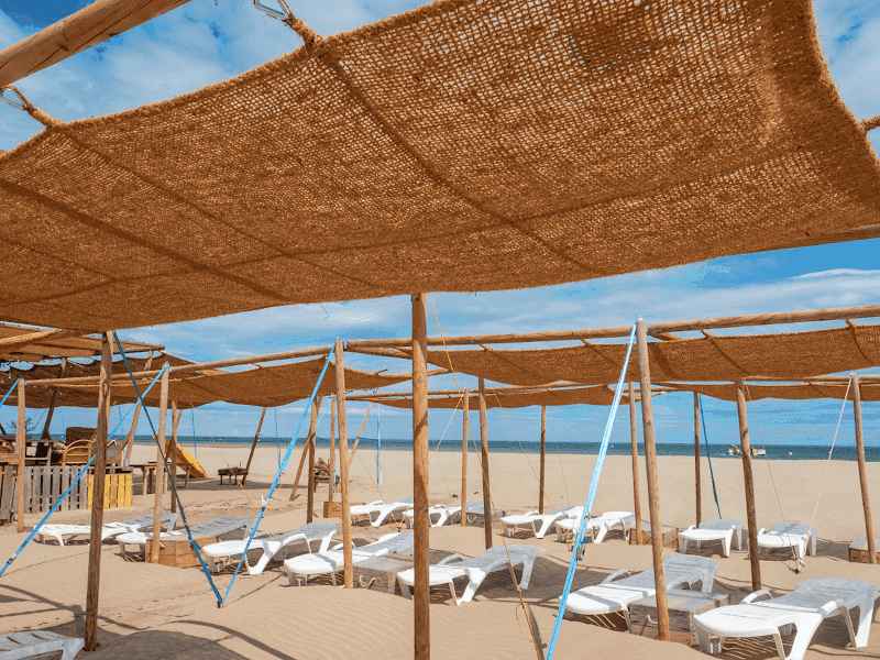 Παραλιακό Μαγαζί με Σκιά από Πανιά Κοκοφοινίκων