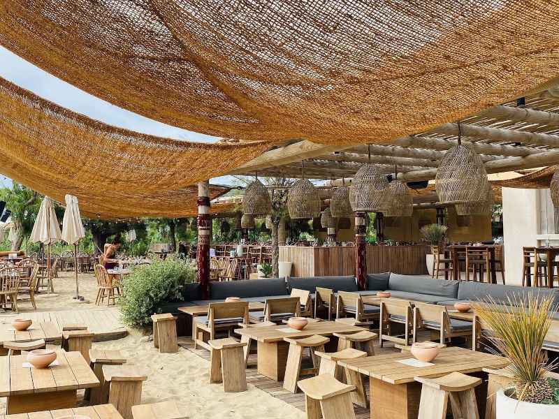 Παραλιακό Εστιατόριο-Καφέ με Σκιά από Πανιά Ίνας Κοκοφοινίκων