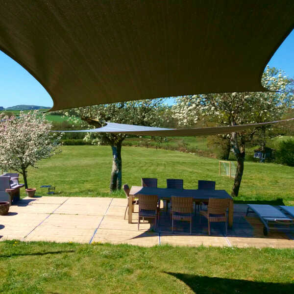 Μαύρου Χρώματος Πανί σε Κήπο