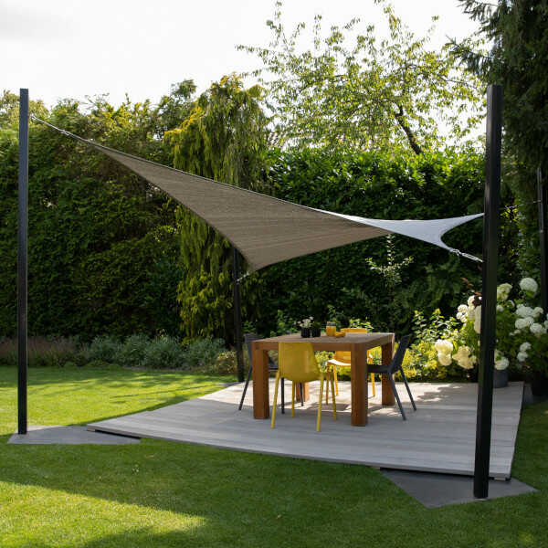 Πανί Χρώματος Εκρού σε Κήπο