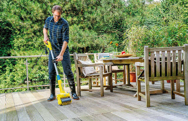 Cleaning a Wood Deck with the Powerbrush GLORIA