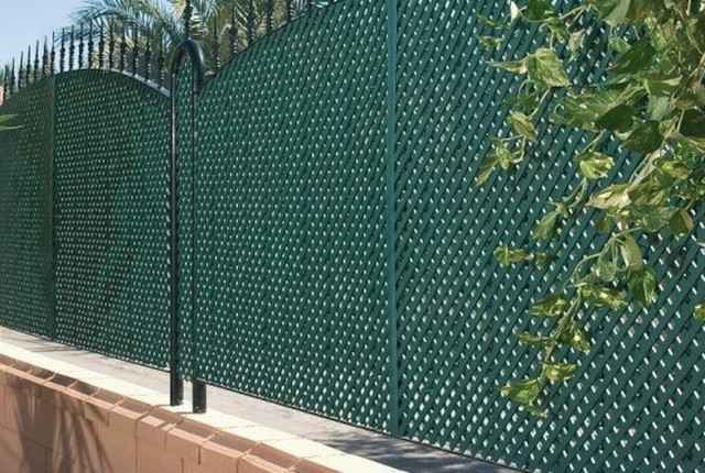 Πράσινου Χρώματος Ημισυνθετικό Καφασωτό στον Κήπο