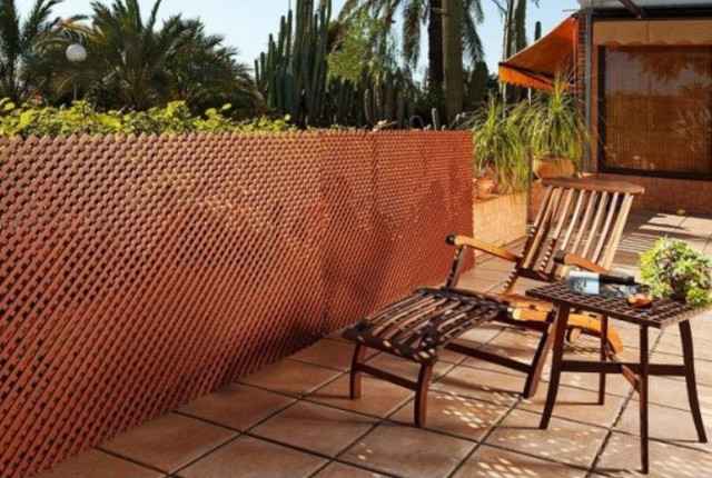 Καφέ Χρώματος Ημισυνθετικό Καφασωτό στον Κήπο